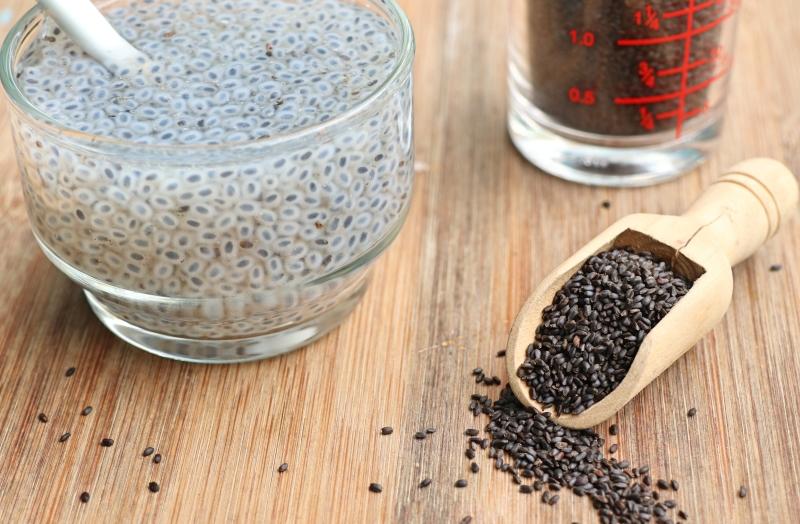 Semillas de albahaca: transparencia textural en tus bebidas